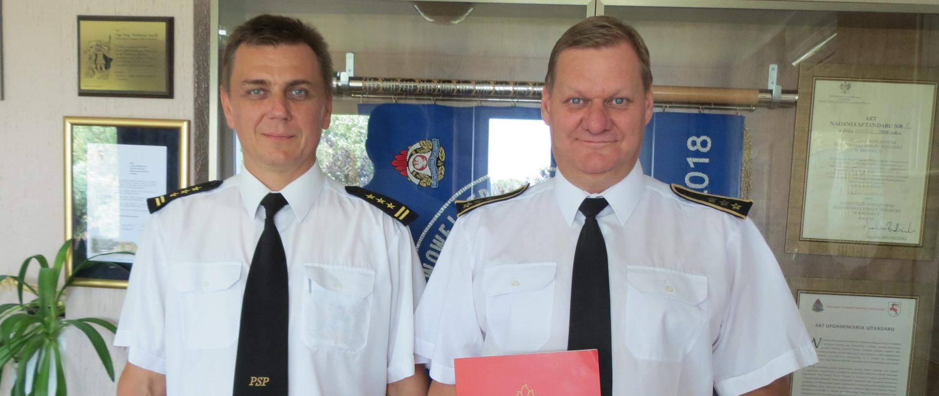 Zdjęcie przedstawia Komendanta Powiatowego PSP w Brodnicy st. bryg. Waldemara Szrull oraz asp. sztab. Jacka Wrzesińskiego z listem gratulacyjnym.