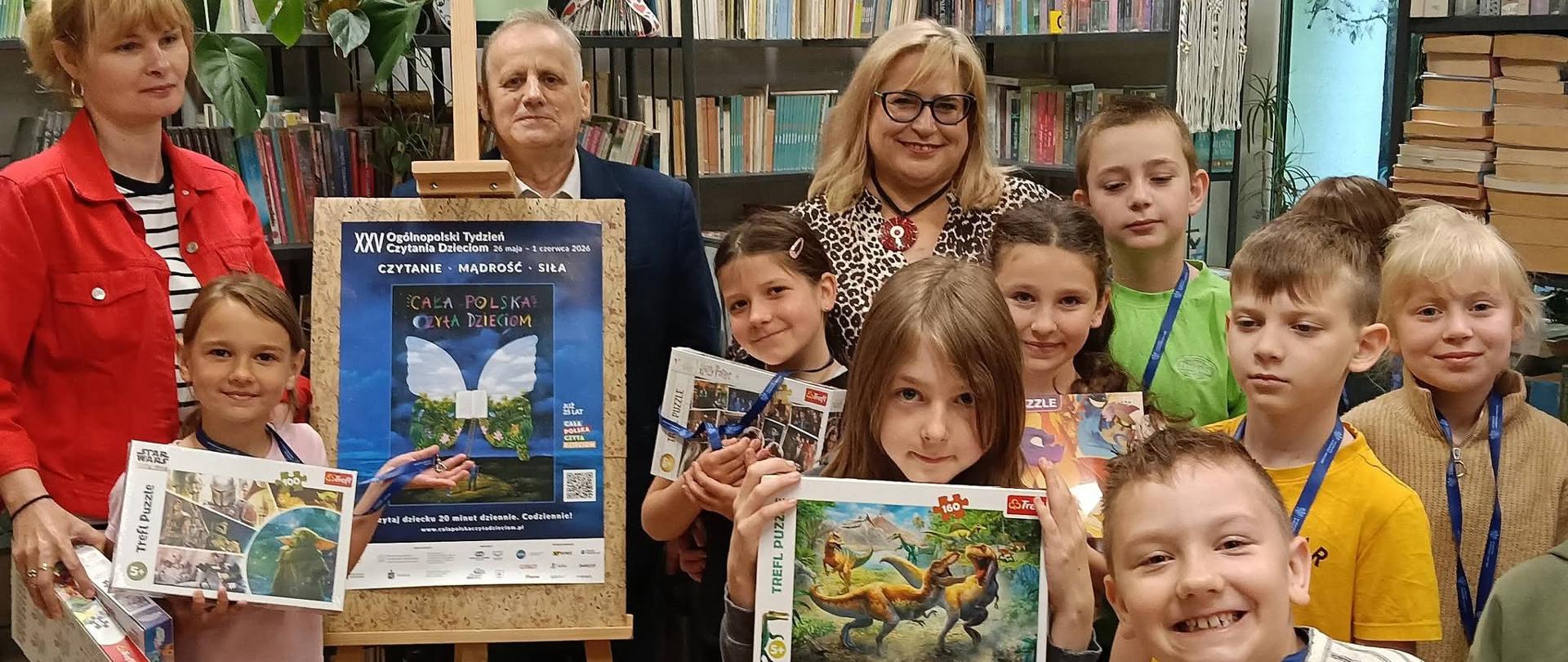dzieci oraz panie przedszkolne wraz z delegacją z urzędu pozują do zdjęcia 