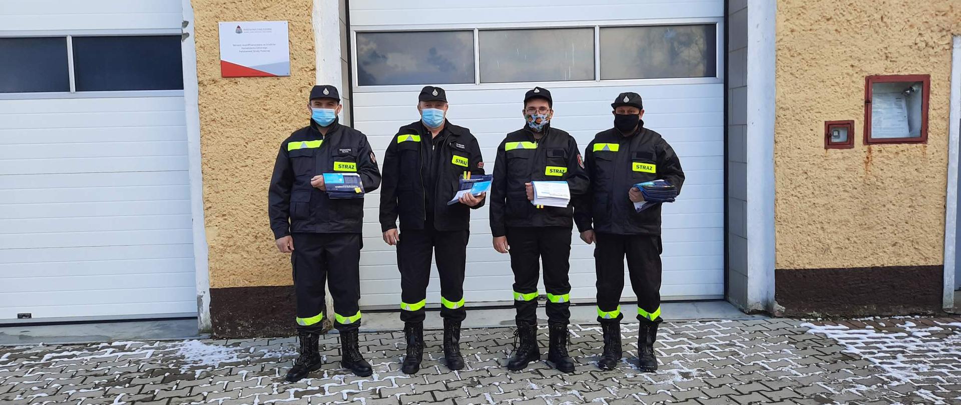 Roznoszenie ulotek informujących o szczepieniu przez OSP