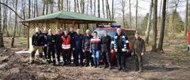 zdjęcie grupowe uczestników ćwiczeń na tle altany i terenów leśnych