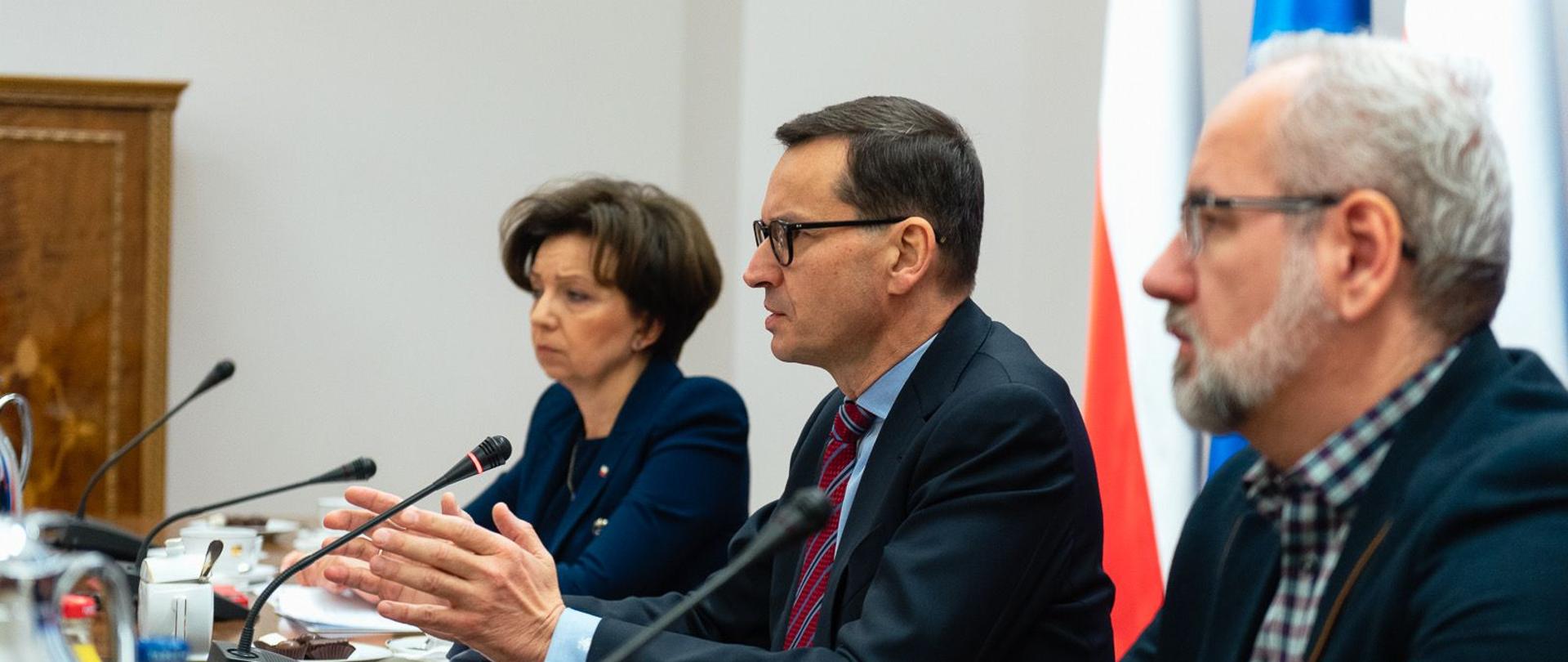 Premier Mateusz Morawiecki, minister rodziny i polityki społecznej Marlena Maląg, minister zdrowia Adam Niedzielski podczas spotkania koordynującego