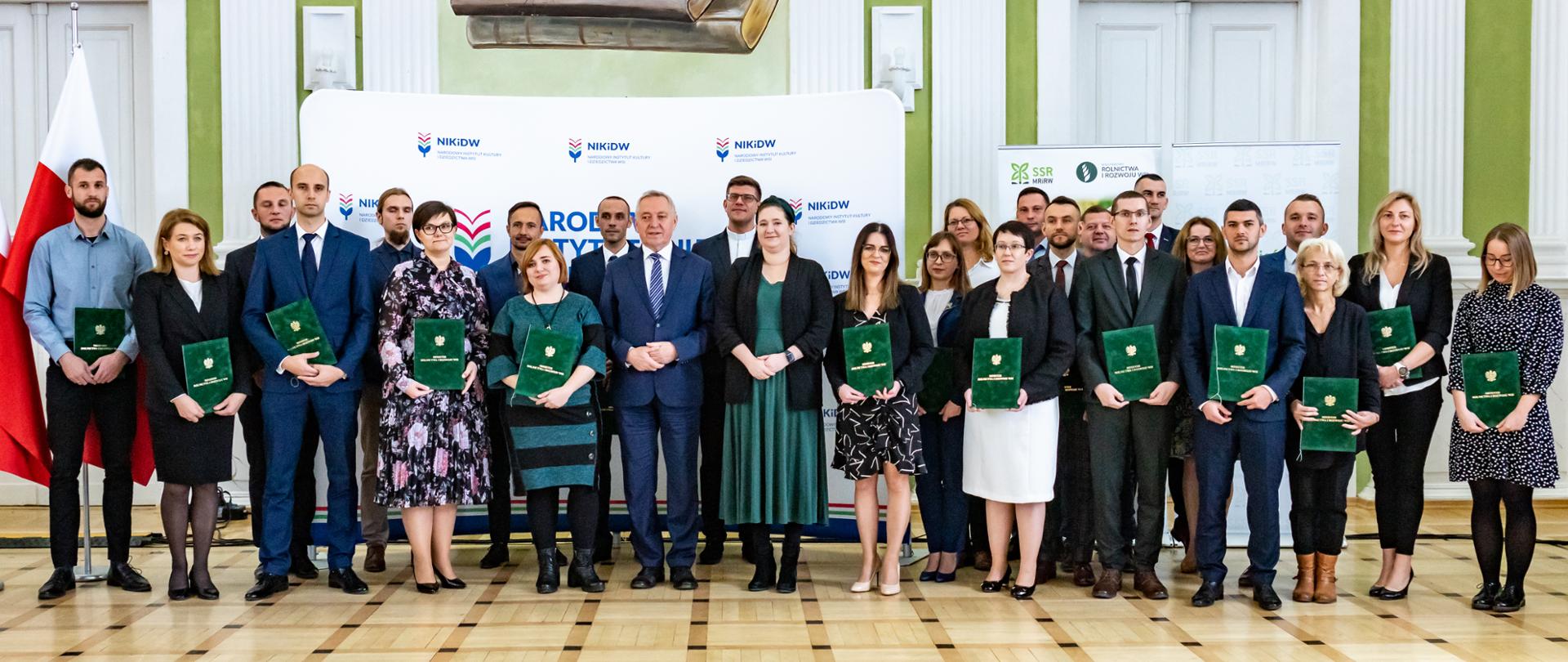 Wicepremier, minister rolnictwa i rozwoju wsi Henryk Kowalczyk wraz z sekretarz stanu Anną Gembicką wręczyli akty nadania stopnia nauczyciela mianowanego i dyplomowanego oraz odznaczenia dla szczególnie zasłużonych