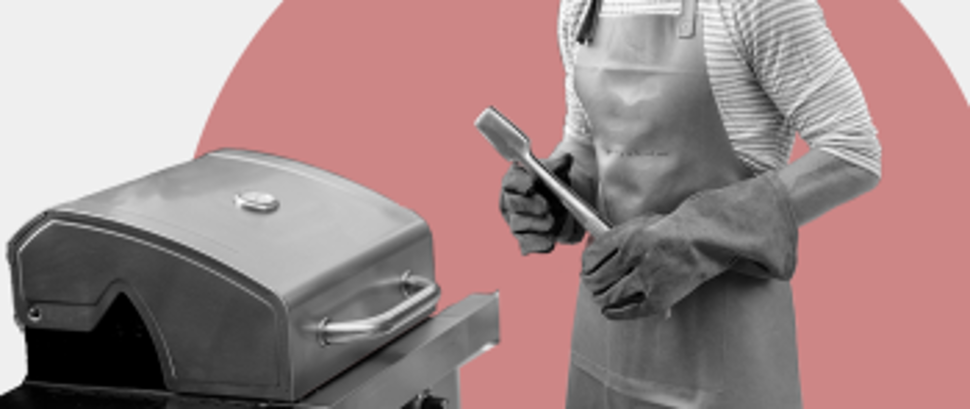 zamknięty grill, po prawej stronie stoi młody, uśmiechnięty mężczyzna, w skórzanych rękawicach trzyma szczypce do potraw z grilla