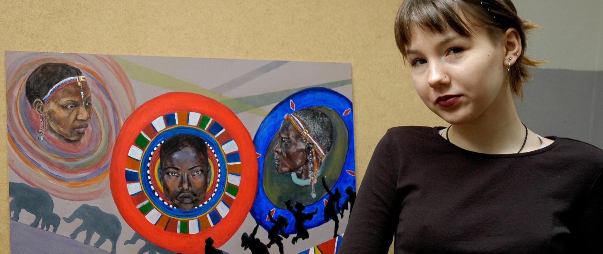 Zdjęcie przedstawia po prawej stronie Liliannę Słaby, po lewej jej pracę „Folklor afrykański”
