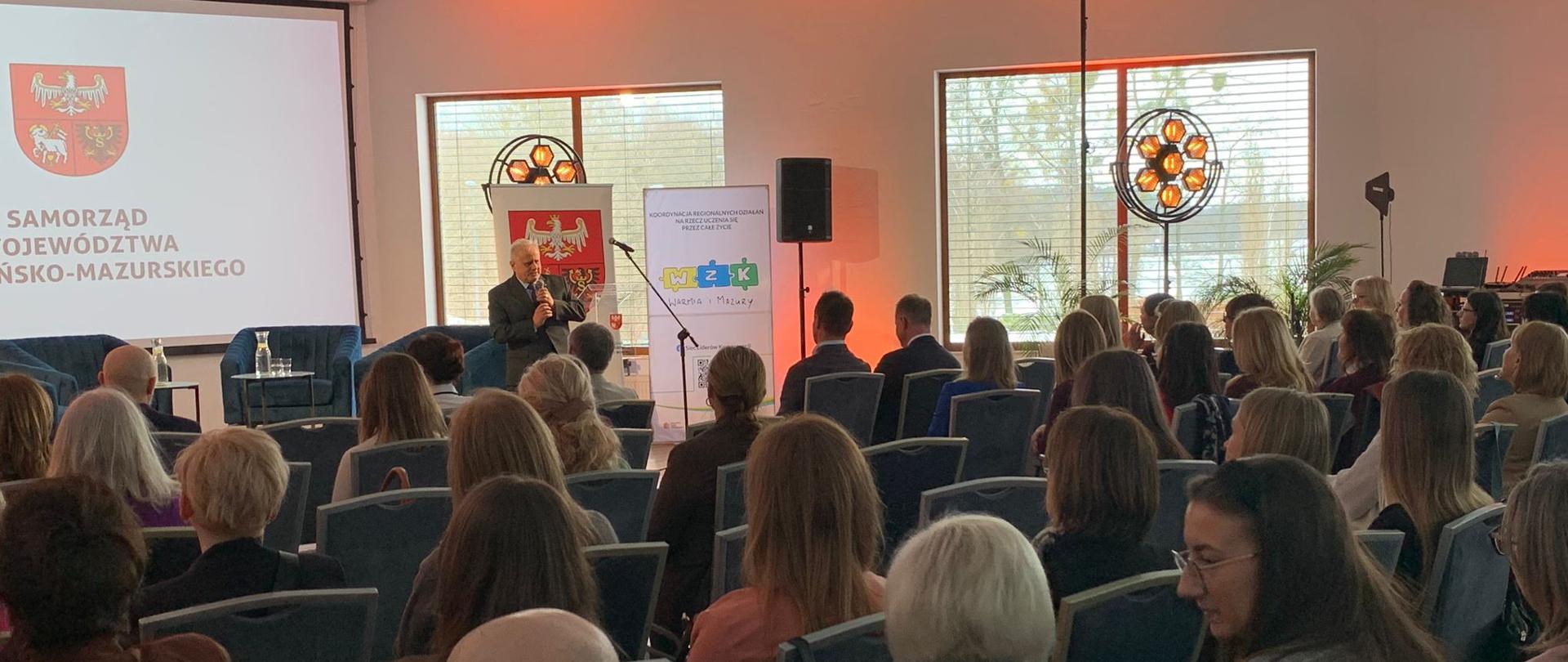 tłum ludzi na widowni patrzy na przemawiającego, wicewojewodę