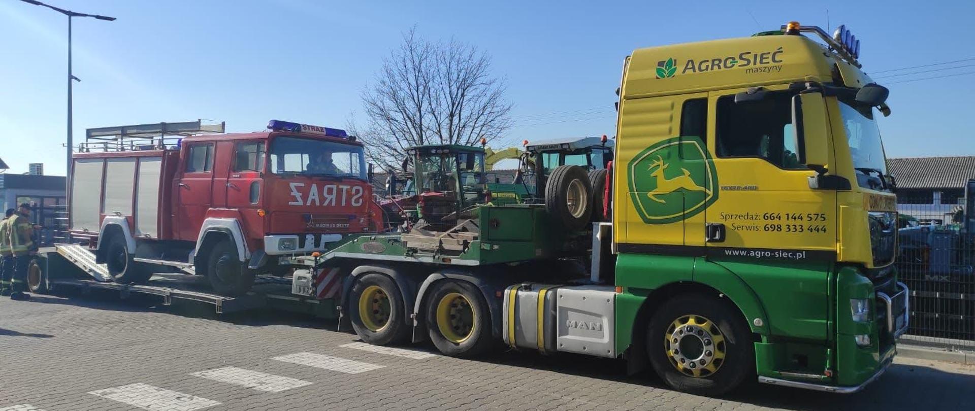 Na zdjęciu widać pojazd pożarniczy przekazany dla strażaków z Ukrainy, znajdujący się na autolawecie, która przetransportuje go w okolice granicy z Ukrainą. Zdjęcie wykonano na terenie firmy Agro-Sieć Maszyny, która zaoferowała bezpłatny transport pojazdu.