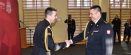 Komendant główny podaje rękę w geście gratulacji komendantowi wojewódzkiemu PSP