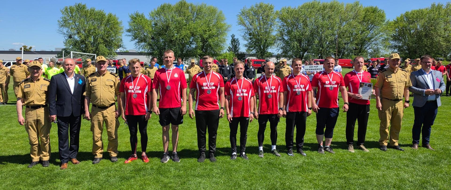 Drużyna KP PSP w Wieruszowie podczas wręczenia medali za III miejsce XXVI Mistrzostwa Województwa Łódzkiego w Sporcie Pożarniczym
