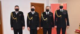 Funkcjonariusze przechodzący na zaopatrzenie emerytalne z KP PSP Staszów oraz Komendant i Z-ca Komendanta powiatowego PSP w Staszowie. 