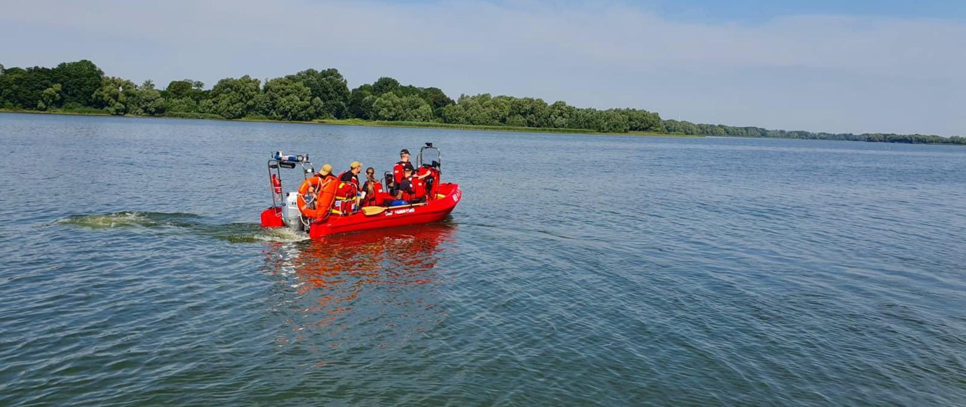 Strażacy patrolujący akwen w miejscowości Janikowo