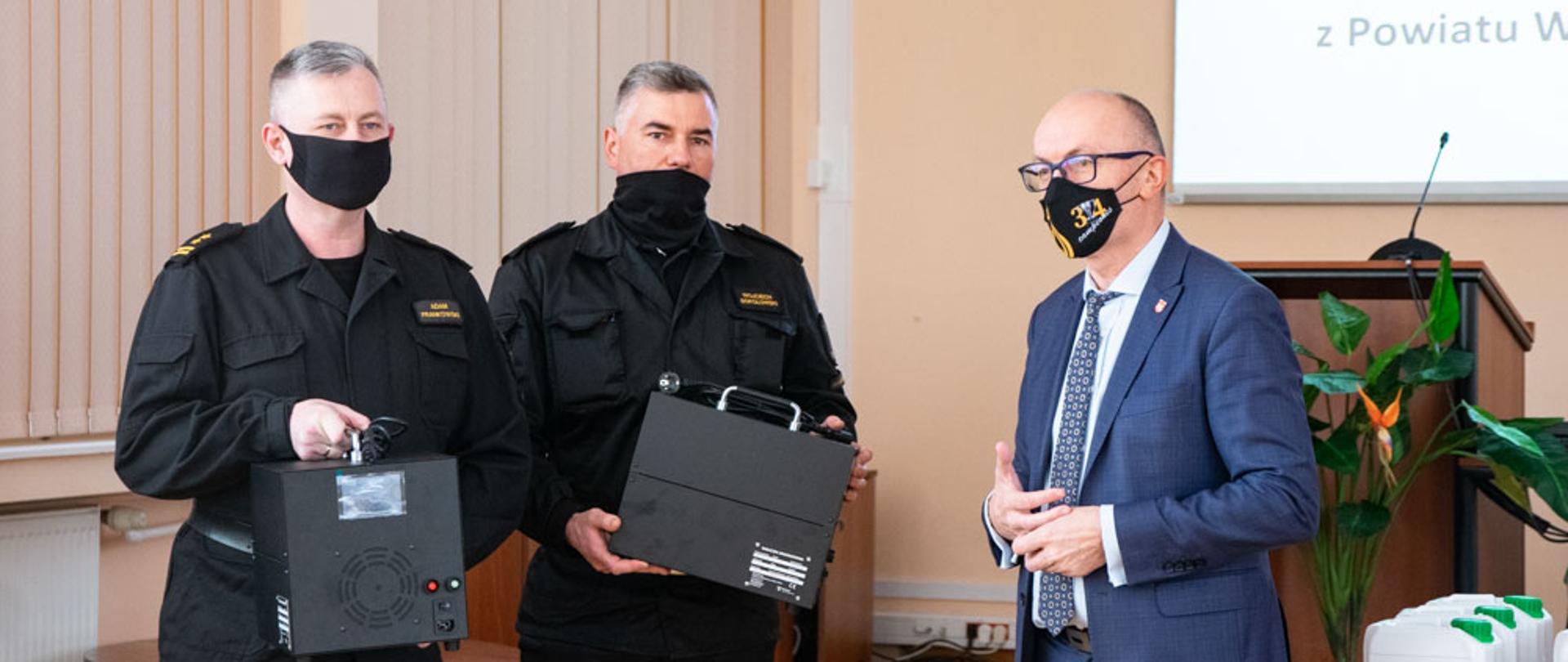 Przekazanie przez Starostę wysokomazowieckiego ozonatorów Komendantowi Powiatowemu PSP i Dowódcy JRG w Wysokiem Mazowieckiem 