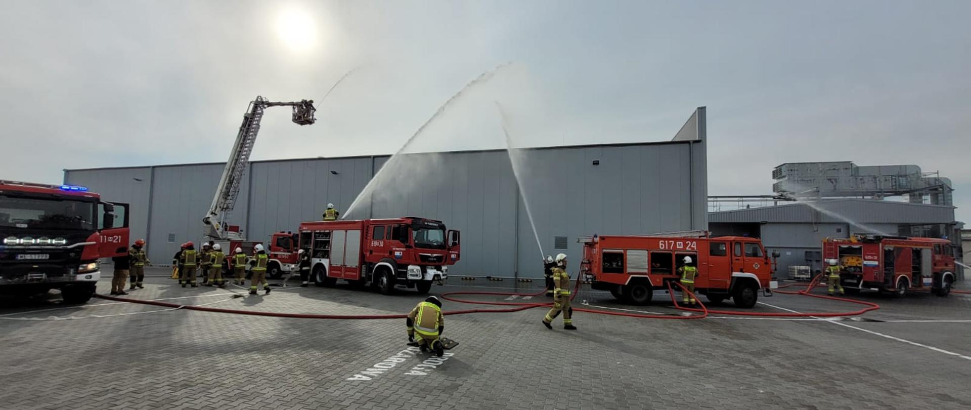 Ćwiczenia pożarnicze na terenie Zakładu Mleczarskiego w Winnicy