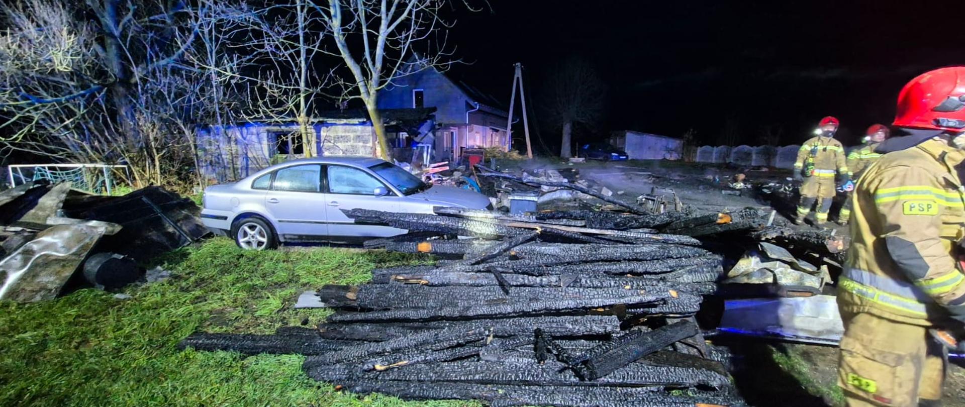 Strażacy podczas działań oraz spalony budynek gospodarczy
