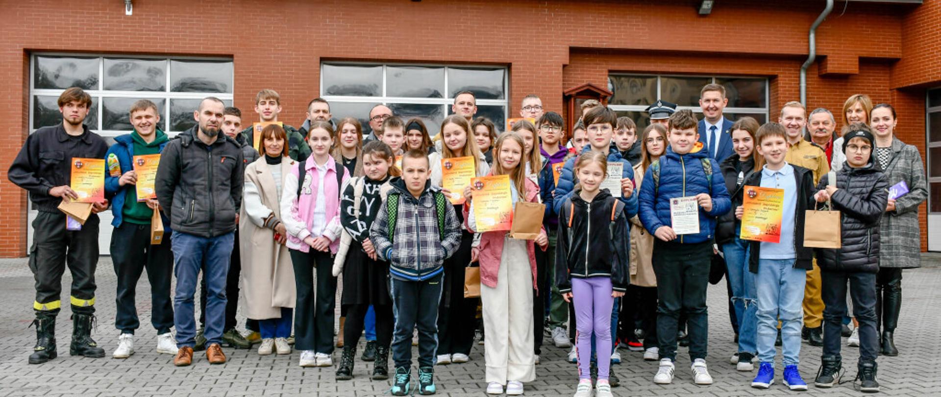 Uczestnicy oraz organizatorzy OTWP "Młodzież zapobiega pożarom" 