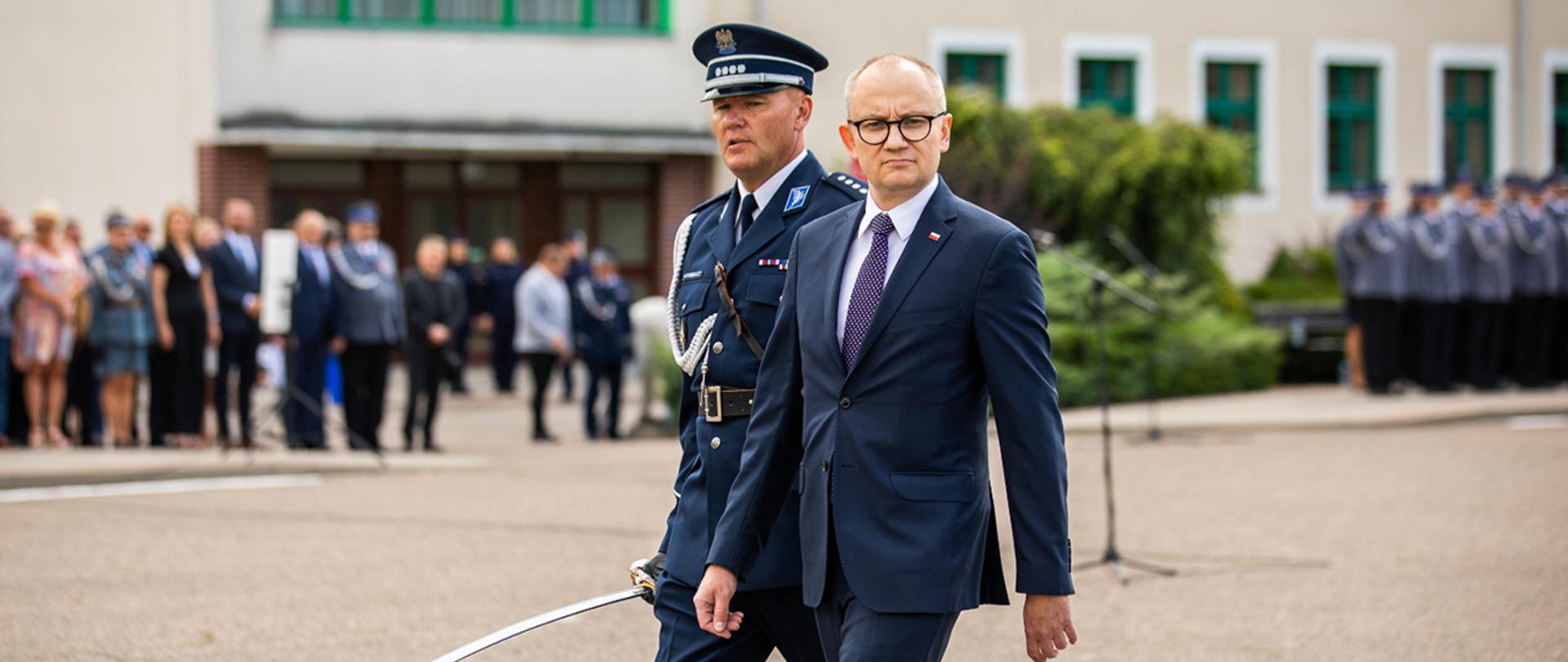 Wiceminister Błażej Poboży dokonuje przeglądu pododdziałów.
