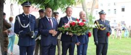 Zdjęcie przedstawia delegację pracowników Starostwa Powiatowego oraz służb mundurowych.