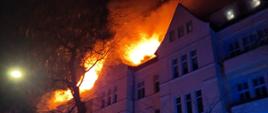 Pożar dachu w budynku wielorodzinnym przy ul. 5 lipca.