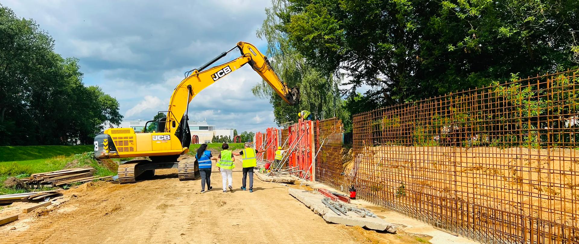  Zbrojenie pod mur oporowy podczas prac prowadzonych na wale kanału Kucelinka w Częstochowie, 11.08.2026 r.
