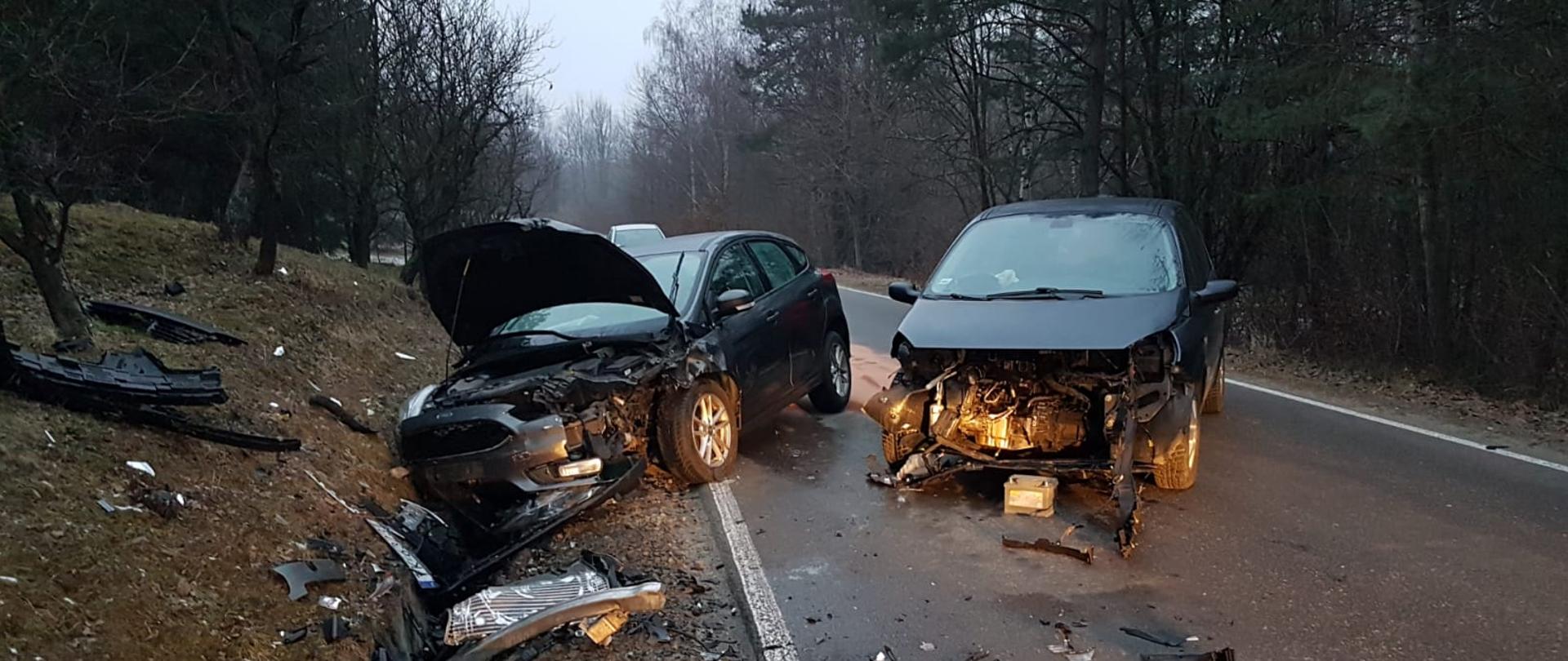 Rozbite samochody osobowe na drodze. Jeden z nich przodem w rowie.