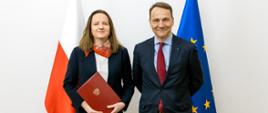 Minister Radosław Sikorski wręczył nominację ministerialną - Pani Annie Radwan 