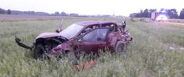 Na zdjęciu widać samochód osobowy po dachowaniu w polach przy drodze gminnej, w oddali samochód gaśniczy GBARt z JRG Dąbrowa Tarnowska.