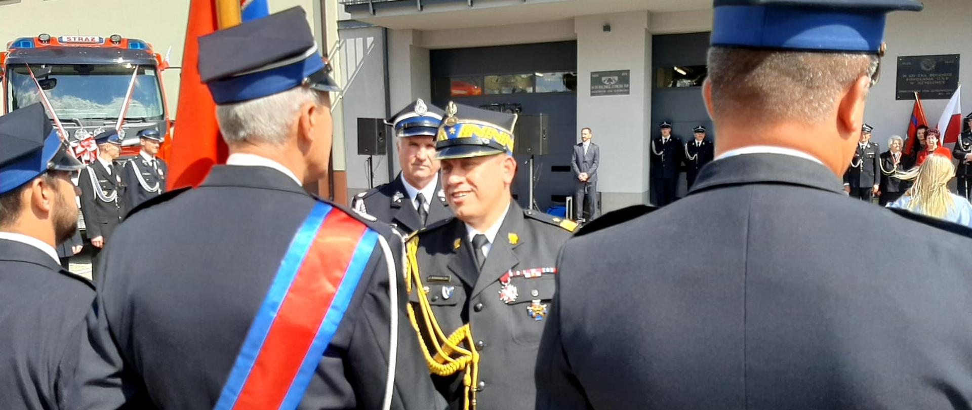 Fotografia przedstawiająca powitanie druhów OSP Szydłowiec przez nadbrygadiera Jarosława Nowosielskiego Mazowieckiego Komendanta Wojewódzkiego PSP