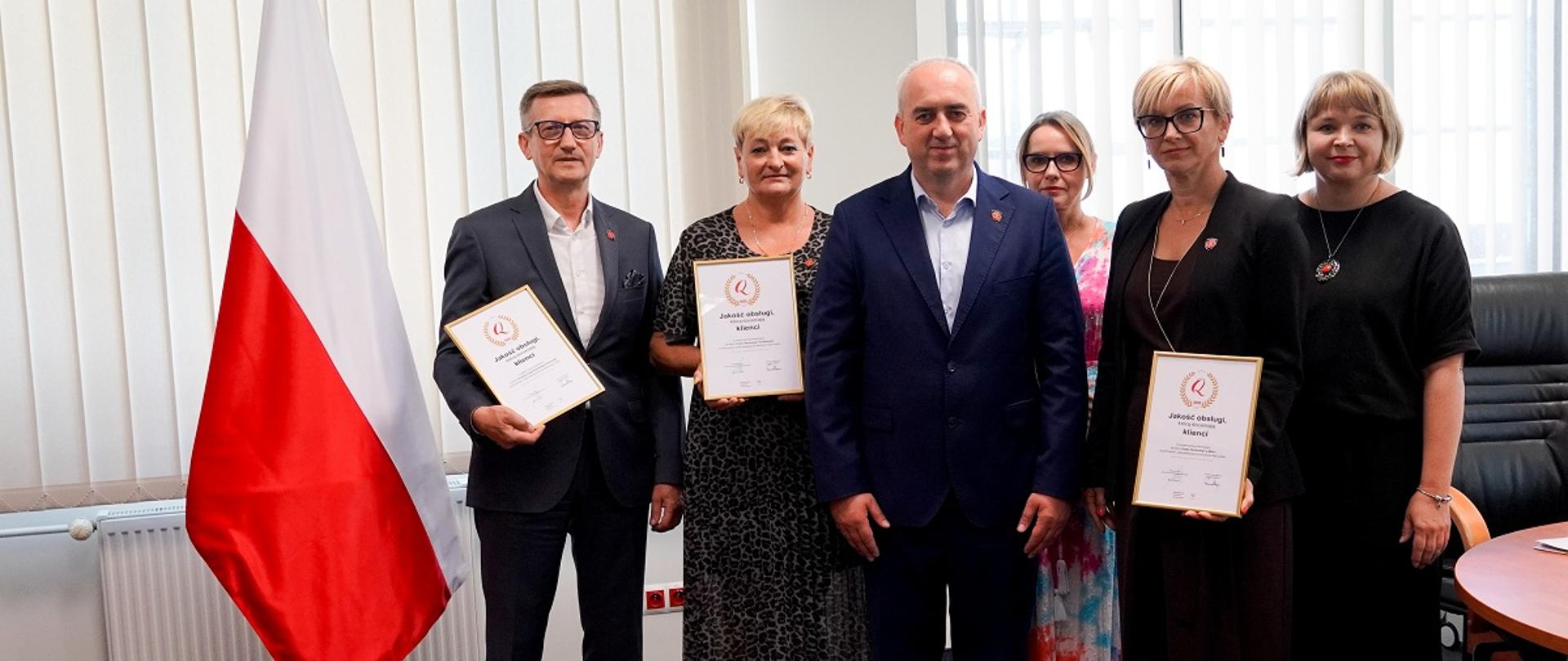 Zastępcy DIAS w Rzeszowie, Naczelnicy US oraz przedstawicielka Wieloosobowego Stanowiska Nadzoru nad Obsługą Klienta stoją obok siebie.