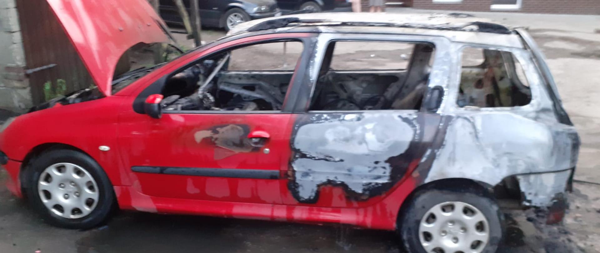 samochód z wypalonym wnętrzem, tył wypalony do blachy