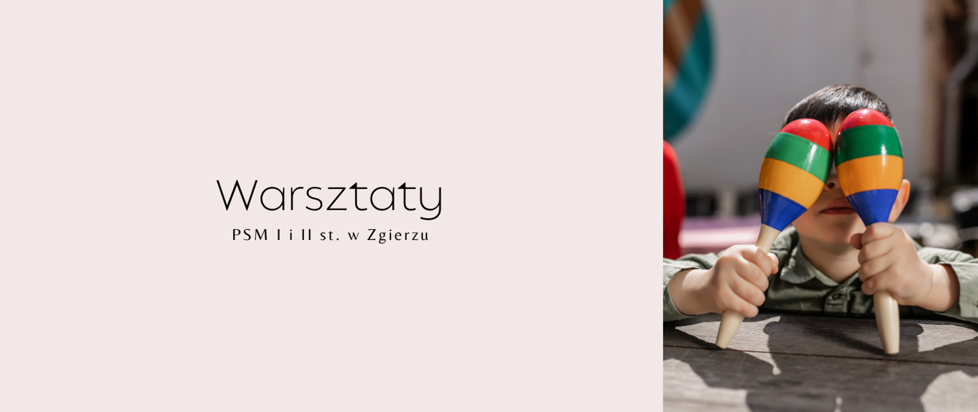 Po lewej stronie, na beżowym tle, czarny napis "Warsztaty PSM I i II st. w Zgierzu". Po prawej stronie zdjęcie dziecka trzymającego kolorowe marakasy.