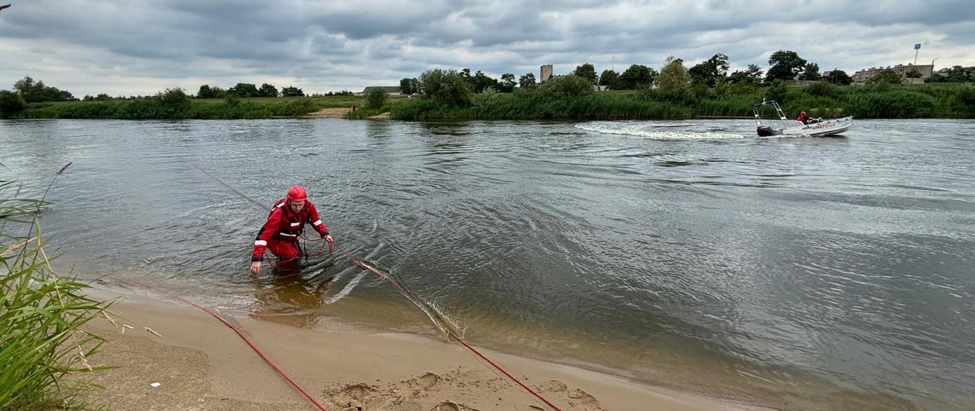 Podejmowanie osoby ratowanej z rzeki Warta
