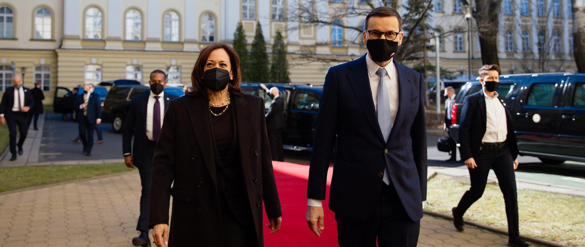 Premier oraz wiceprezydent USA idą.