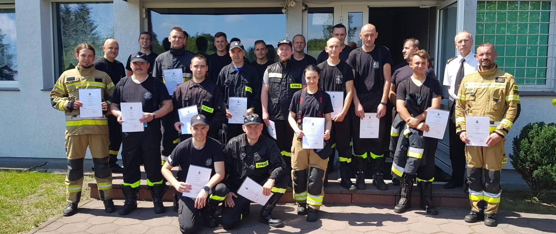 Zdjęcie przedstawia zbiórkę przed budynkiem komendy straży pożarnej w Świdwinie. 