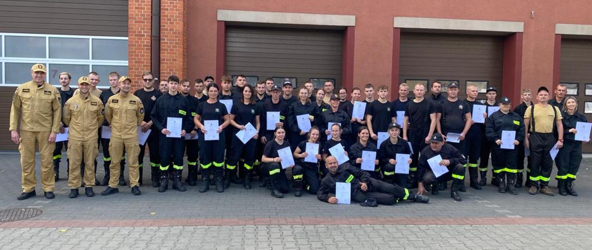 Zdjęcie grupowe wszystkich kursantów oraz komisji egzaminacyjnej