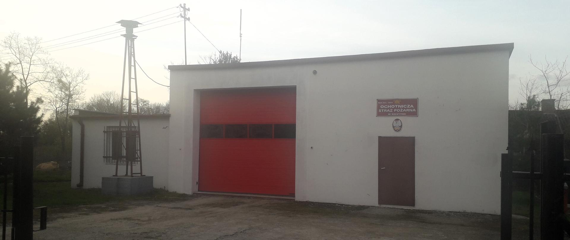 Front garażu OSP w szczytnie