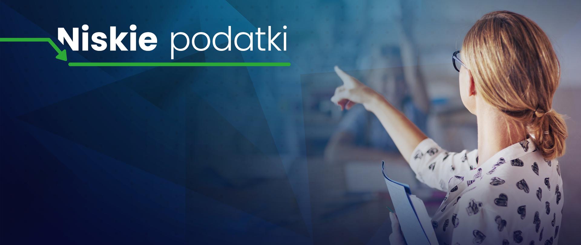 Napis Niskie podatki oraz kobieta zw wskazującym palcem skierowanym do przodu