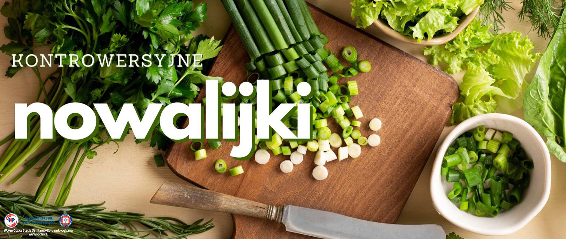 Nowalijki ułożone na kuchennym stole wraz z deską do krojenia i nożem.