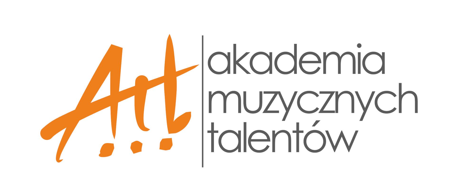 Biała grafika z pomarańczowym napisem Amt stylizowanym na pismo odręczne. Z prawej strony grafiki rozwinięcie skrótu - szary napis "akademia muzycznych talentów".