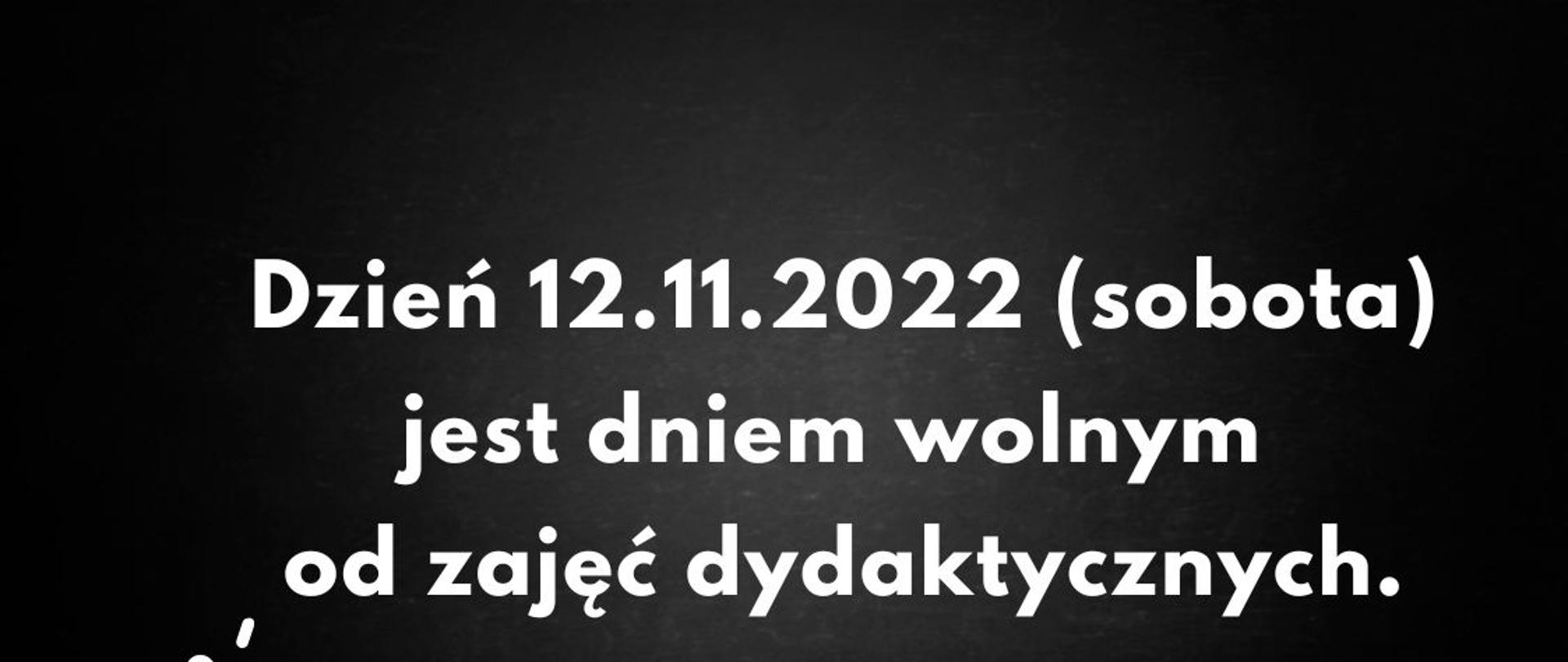 Plansza imitująca tablicę szkolną, w lewym dolnym rogu grafika białego mikrofonu. na środku tablicy tekst napisany białymi literami "Dzień 12.11.2022 (sobota) jest dniem wolnym od zajęć dydaktycznych".