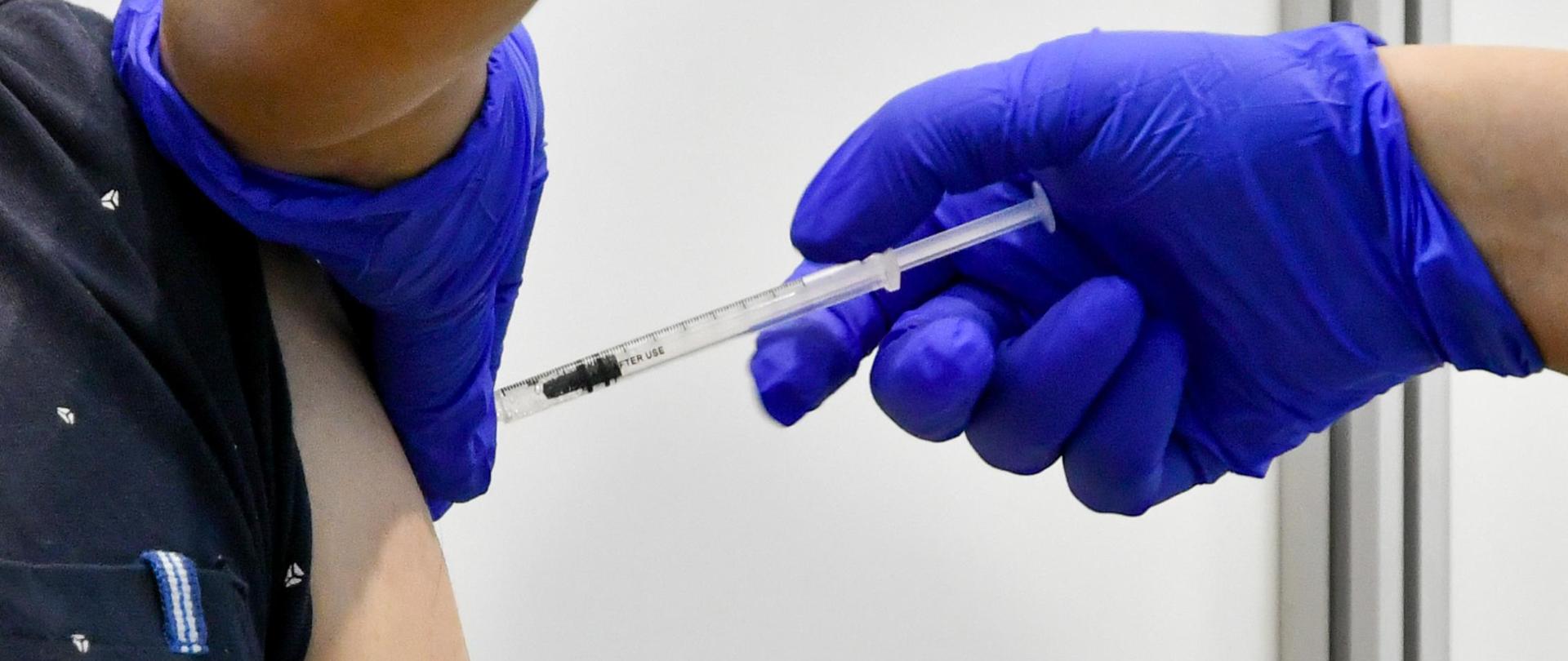 strzykawka ze szczepionką