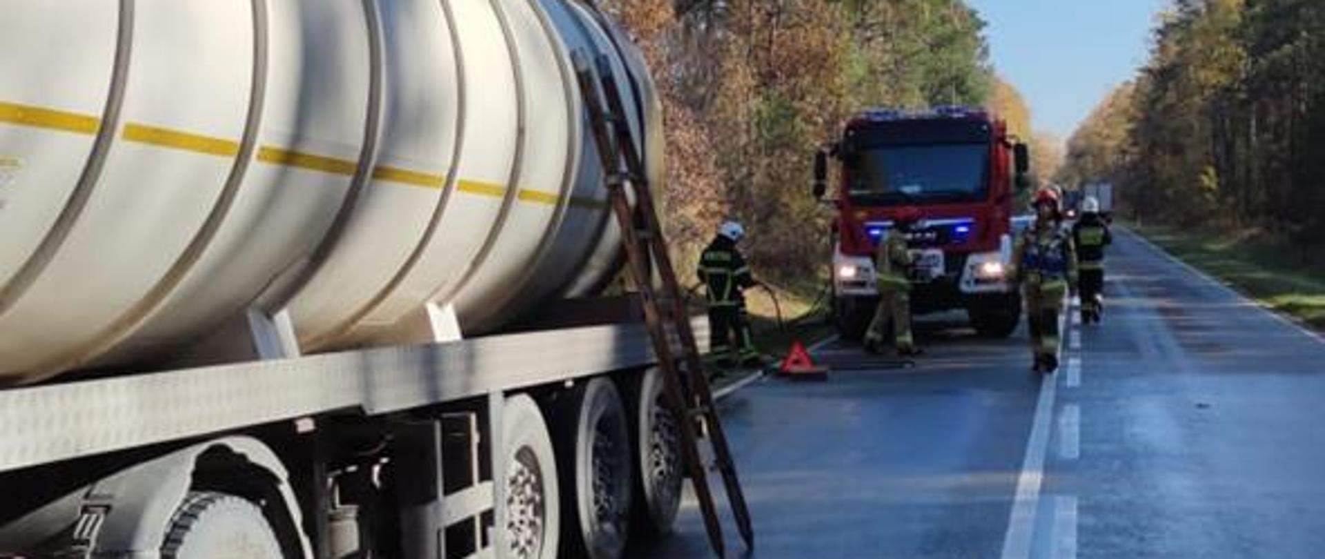 Działania ratownicze podczas wycieku z z rozszczelnionej cysternie w miejscowości Wiśniówka