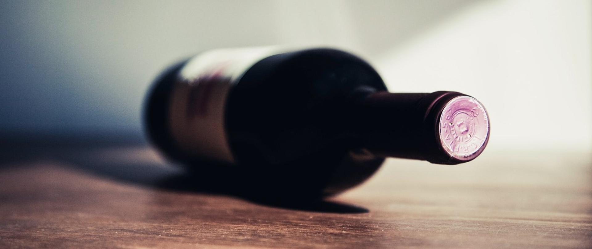 Leżąca na stole butelka wina