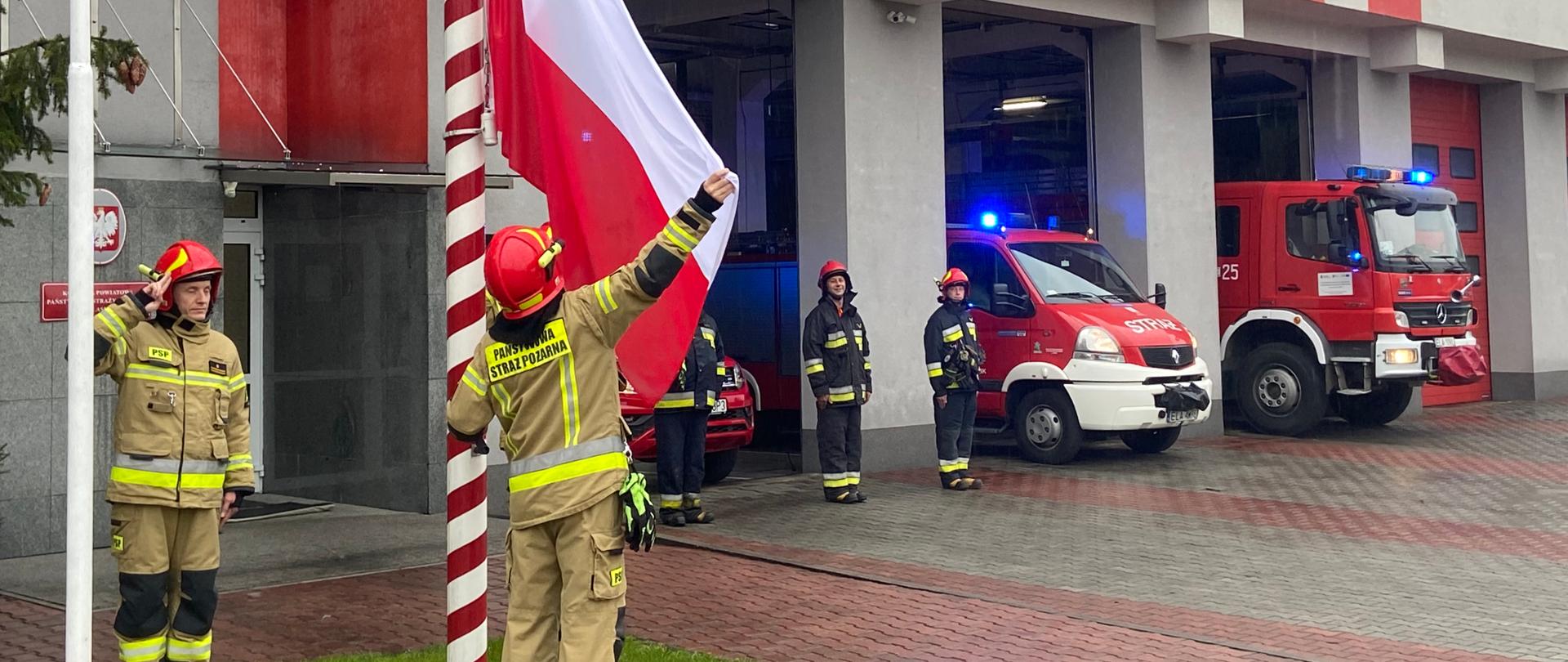Zdjęcie opisuje uroczystą zmianę służby podczas święta flagi państwowej 