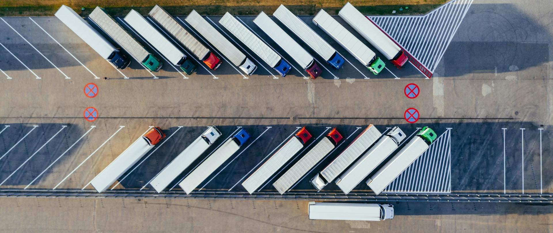 Widok z góry na zaparkowane samochody ciężarowe