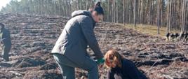 Panie: Ewelina Wiewiórowska i Agnieszka Wojciechowska podczas sadzenia lasu