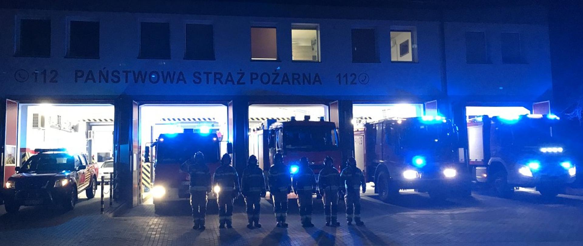 Strażacy z JRG Kolno przed strażnicą oddają hołd dla tragicznie zmarłym druhom z Czernikowa.