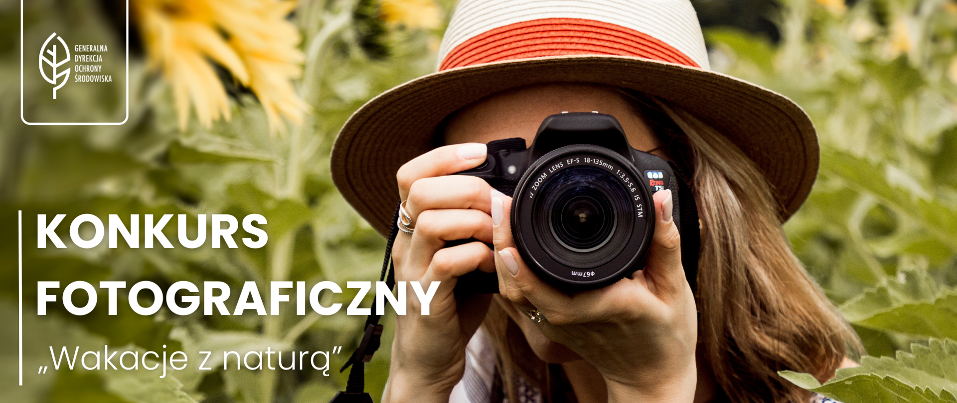Na tle zielonych roślin i kwitnących słoneczników kobieta w kapeluszu na wysokości wzroku trzyma aparat fotograficzny. W lewym górnym rogu logo (liść) i napis Generalna Dyrekcja Ochrony Środowiska, a pod spodem tekst: konkurs fotograficzny wakacje z naturą