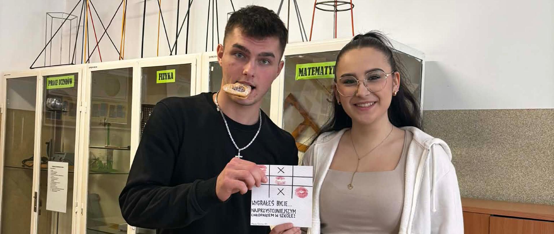 Uczennica wręcza walentynki w ramach poczty walentynkowej 8