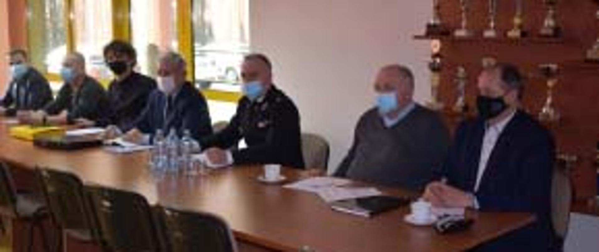 Zdjęcie 1 przedstawia przedstawicieli Urzędów Gmin obecnych na spotkaniu roboczym.