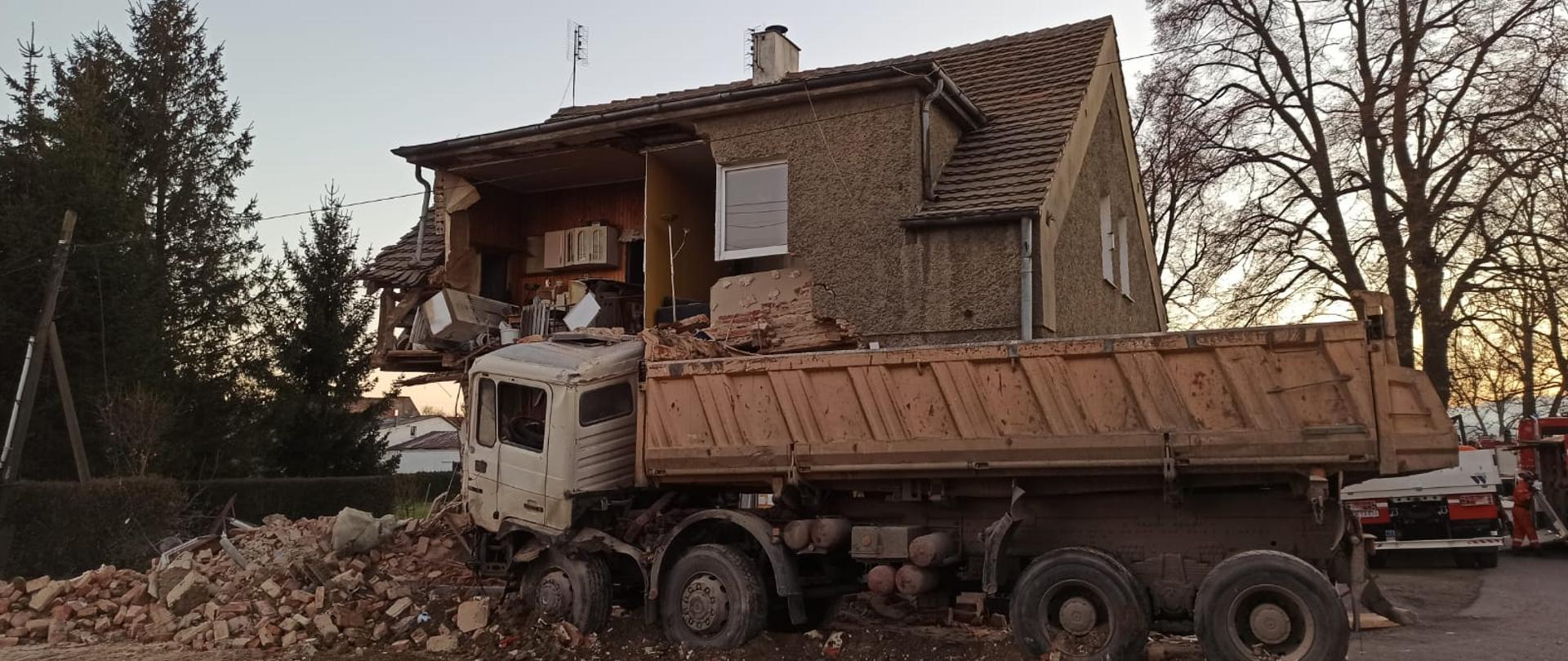 na zdjęciu ciężarówka wbiła się w budynek 