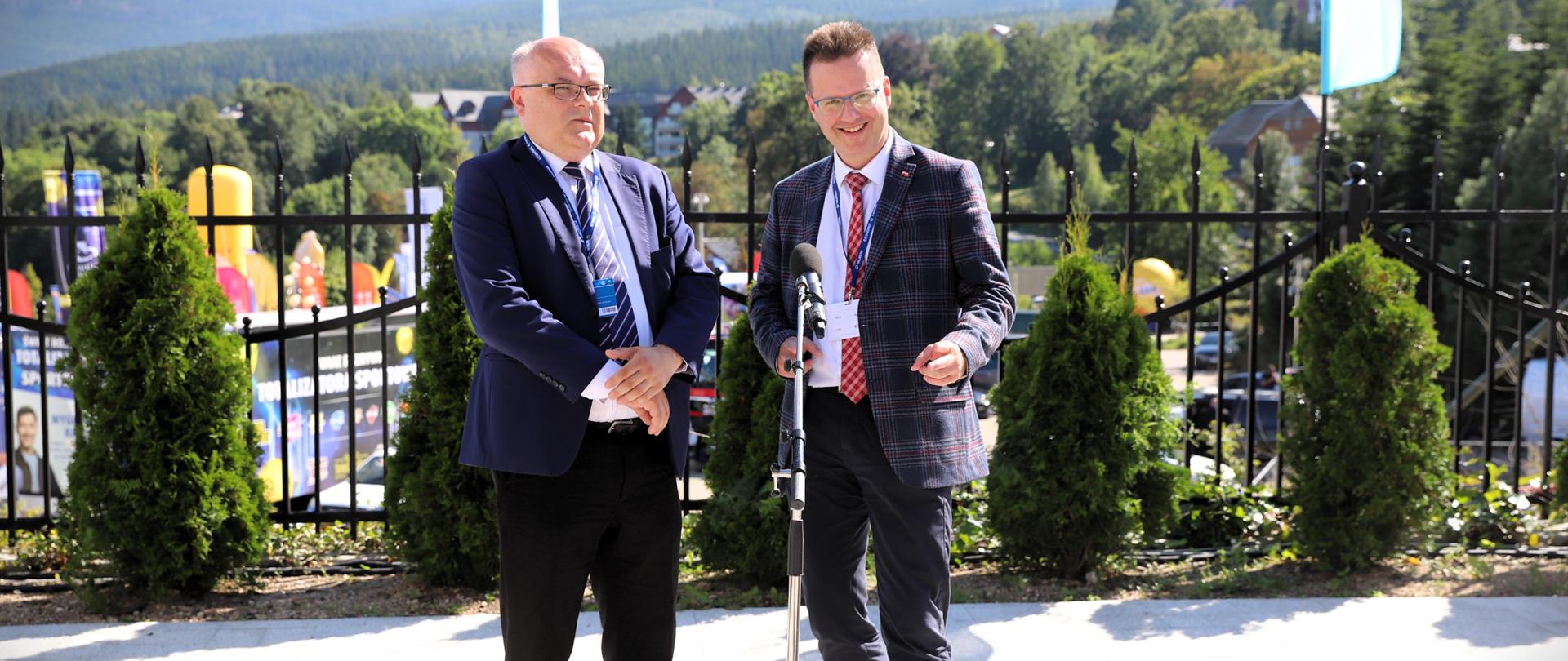 Wiceminister infrastruktury Andrzej Bittel oraz Senator RP Krzysztof Mróz podczas konferencji dot. porozumienia w sprawie nieodpłatnego przekazania władzom województwa dolnośląskiego niewykorzystywanych obecnie linii kolejowych